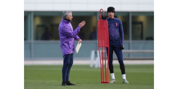 Mourinho assinou oficialmente o Tottenham Hotspur